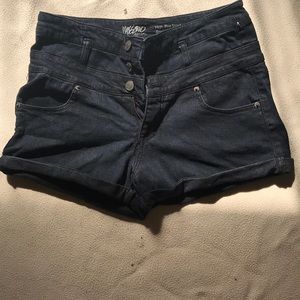 Denim high wasted jean shorts!